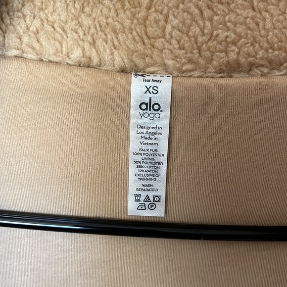 Alo Yoga Foxy Sherpa Jacket Camel - Picture 3 of 7